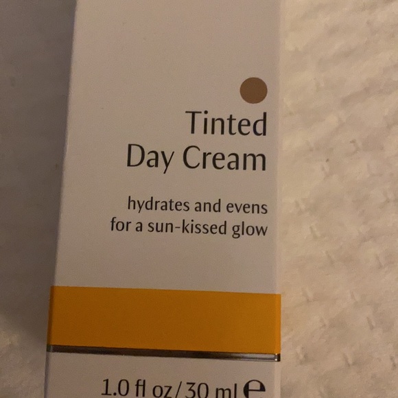 Dr Hauschka Tinted Day Cream - Picture 4 of 4